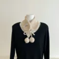 Scaldacollo in maglia con pompon, morbida sciarpa invernale donna, dettaglio accessorio caldo. - Beige