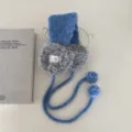 Accoglienti paraorecchie in lana d'agnello blu con pon-pon, morbidi copriorecchie invernali. - Blu
