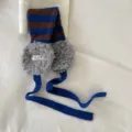 Winter blauw bruin gestreepte gebreide oorkleppen met pluizige grijze pluche kussentjes. - Blauw