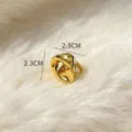 Nahaufnahme des goldenen Knotenrings mit polierter Metalltextur und klarem Design. - Stil 2 (Knotendesign)