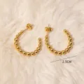 Primer plano de pendientes de aro con cuentas doradas, mostrando un diseño esférico. - Estilo Dorado 2.5cm (5#)