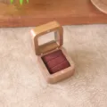 Boîte à bague en bois massif avec fenêtre en verre, noyer noir, variante velours rouge. - Double Rainure / Café