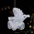 Ornamento sospeso per albero di Natale con carrozzina per bambini in acrilico iridescente - Passeggino