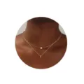 Vista detallada de un collar dorado de doble capa con un corazón y colgante de letra E. - Letra E