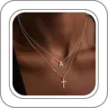 Primer plano detallado del collar dorado de doble capa con colgante de letra y cruz. - Letra A / Dorado