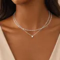 Gros plan d'un collier double argenté chic avec un pendentif en zircone étincelant. - Style de Chaîne Torsadée (Style 6)