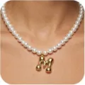 Modische Perlenkette mit goldenem M Buchstaben Anhänger für Damen elegante süße Schmuck - Buchstabe M