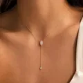 Détail délicat de collier Y doré avec pendentif étincelant en cristal de forme marquise. - Style Frange Verticale Strass Marquise (Style 7)