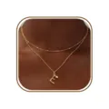 Gouden dubbellaagse ketting detail met letter E hanger en prachtige delicate kraalketen. - Letter E