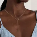 Collier Y doré délicat avec pendentif cercle et barre, vue de détail de bijoux élégante. - Style Anneau et Barre Strass (Style 10)