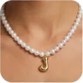Elegante Perlenkette mit goldenem Buchstaben-Anhänger, schicker Schmuck für Damen im Alltag. - Buchstabe J