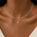 Gros plan sur le collier doré double élégant avec un pendentif en zircone cubique étincelant. - Style Pendentif Chaîne Torsadée (Style 11)