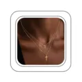 Gros plan détaillé de l'élégant collier double en or superposé avec pendentif lettre et croix. - Lettre G / Or