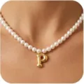 Detailaufnahme einer goldenen Buchstaben P Perlen Kette, elegante modische Damenschmuck. - Buchstabe P