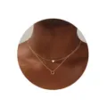 Primer plano detallado del elegante collar de gargantilla dorada doble con colgante. - Letra Q