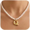 Elegante Perlenkette mit goldener Buchstaben Q Anhänger, modischer Schmuck für Damen. - Buchstabe Q