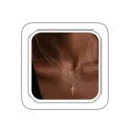 Vue de détail en gros plan du collier doré double élégant avec des pendentifs lettre et croix. - Lettre O / Or