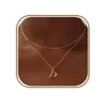 Gouden dubbellaagse letterhanger ketting, delicate minimalistische mode sieraden detail. - Letter P