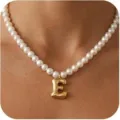 Collar de perlas con letra E dorada para mujer joya elegante y de moda colgante. - Letra E