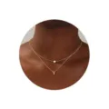 Primer plano detallado del collar dorado de doble capa con corazón y colgante de letra Y. - Letra Y