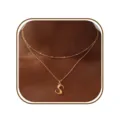 Detailfoto van gouden dubbellaagse letter S hanger halsketting met fijne kralenketting design. - S