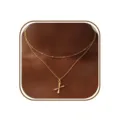 Gedetailleerd overzicht van gouden dubbele letterketting in minimalistisch chic design. - Letter X