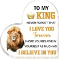 Détail de plaque coeur en acrylique avec motif de lion et texte citation inspirante. - Style Lion Couronne (SS046) / 10x10x10mm Épaisseur