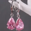 Wunderschöne tropfenförmige Zirkonia Ohrringe Detailansicht, elegantes silberfarbenes Design. - Rosa