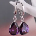 Elegante lila Zirkonia Tropfen Ohrringe für Damen, silberfarbene Ohrhänger mit Klappbügel für den Alltag. - Violett