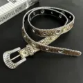 Détail de ceinture strassée Y2K, cuir pailleté argenté avec œillets métalliques et boucle strass. - 107cm / Ceinture Dorée