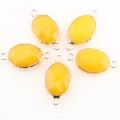 Vue détaillée de pendentifs connecteurs ovales en cristal et pierre naturelle avec sertissage doré. - 28x15mm / Jade Orange Unique