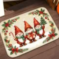Vista detallada del felpudo de gnomos navideños con bonitas ilustraciones y ramas de pino. - Gnomo de Navidad 8