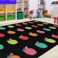 Χρωματιστό χαλί παιχνιδιού για παιδιά με μοτίβο μήλου ιδανικό για περιοχή ανάγνωσης. - Σχέδιο με Πολύχρωμα Μήλα σε Μαύρο Φόντο (803 Παιδικό Χαλί--12) / 40x60cm