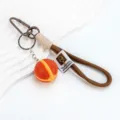 Llavero de baloncesto con cordón trenzado marrón, colgante de bolsa deportiva creativo regalo. - Estilo de Combinación de Cordón / Color Claro (Naranja Y Amarillo) Con Correa Trenzada