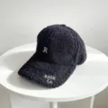 Gros plan sur la casquette de baseball en teddy noir avec broderie, texture douce. - Taille Adulte Réglable / Noir