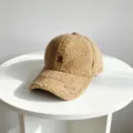 Vue rapprochée d'une casquette de baseball en polaire marron avec broderie soignée. - Taille Adulte Réglable / Kaki