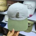 Detail view of the two-tone baseball cap with embroidered logo, premium cotton fabric. - Adjustable / White