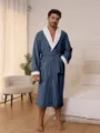 Herren blauer Flanell Bademantel mit weissem Plueschkragen, gemuetliche Winter Schlafkleidung. - M / Morgenmantel / Marineblau