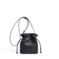 Borsa a secchiello minimalista in pelle nera con coulisse, elegante borsa a tracolla. - Nero