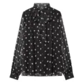 Gros plan détaillé du chemisier à manches longues pois noir et blanc avec col noué élégant. - XS / Hauts / Pois Noir