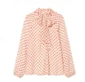 Vue détaillée du chemisier pour femme à manches longues, pois et col noué élégant. - XS / Hauts / Pois Rouges