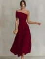 Élégante robe midi bordeaux à une épaule pour femmes, design cintrée pour les soirées. - S / Robes / Bordeaux