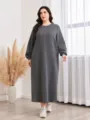 Detailansicht des dunkelgrauen Oversize Zopfstrick Langkleids, gemütlicher Winterlook. - 1XL / Kleider / Grau