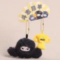 Simpatico portachiavi in peluche pecora nera con mini trofeo, ciondolo animale imbottito per borsa. - Pecora Combattente