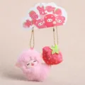 Simpatico portachiavi in peluche pecora rosa con ciondolo fragola, morbido accessorio borsa. - Serie Pecora Fragola