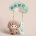 Marrone soffice portachiavi in peluche di pecora con carta di imballaggio e motivo di soldi. - Pecora Prospera