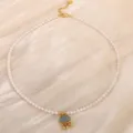 Gros plan détaillé d'un collier de perles d'eau douce avec pendentif cadenas jade or. - Style 4