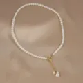 Détail de collier en perles d'eau douce avec perles rondes élégantes et fermoir T doré. - Style 3