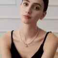Délicat collier de perles d'eau douce naturelles avec charm, bijou de clavette élégant. - Style 10