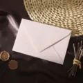 Nahaufnahme Detail des rosa strukturierten Umschlags mit Siegel und rustikalem Hintergrunddekor. - Umschlag mit Langer Klappe / 1 Stück Packung / Rosa
